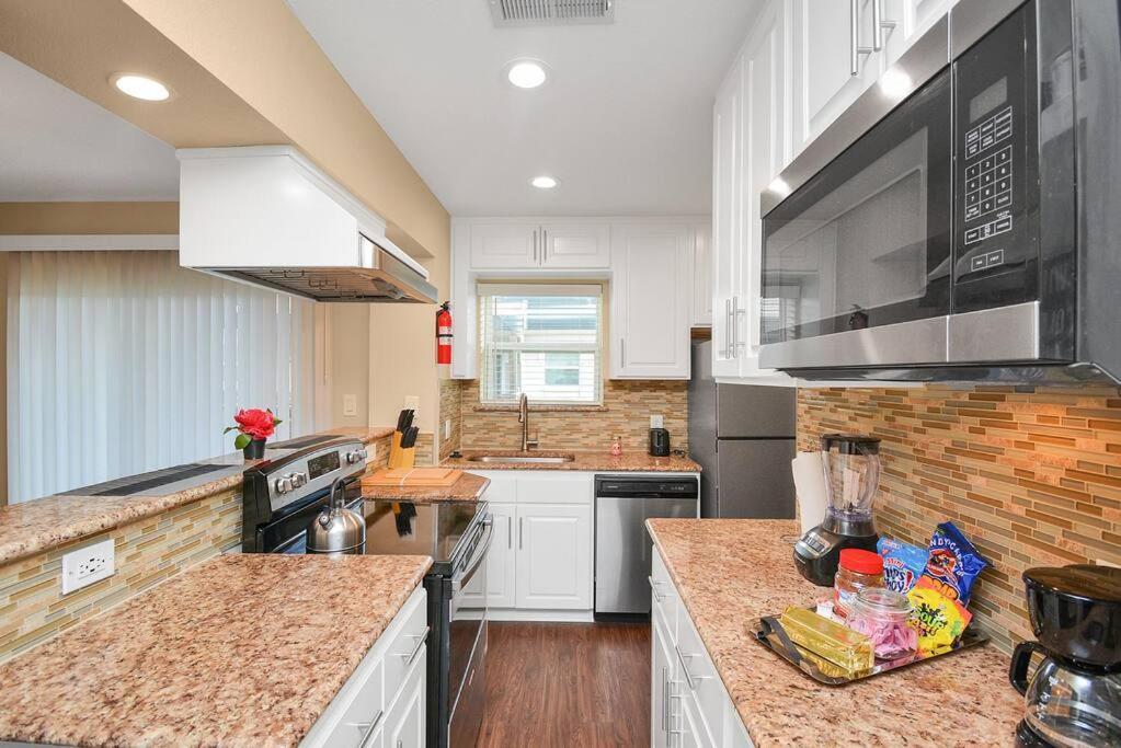Luxury 2br 2b Wi-fi ,parking & Style Pool