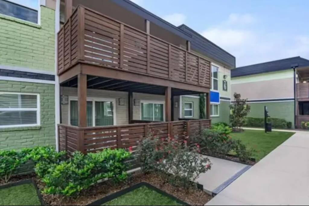 Luxury 2br 2b Wi-fi ,parking & Style Pool