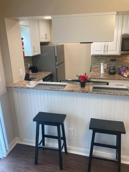 Luxury 2br 2b Wi-fi ,parking & Style Pool Apartment *