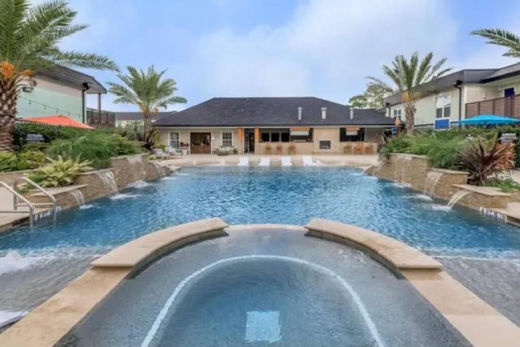Luxury 2br 2b Wi-fi ,parking & Style Pool Houston