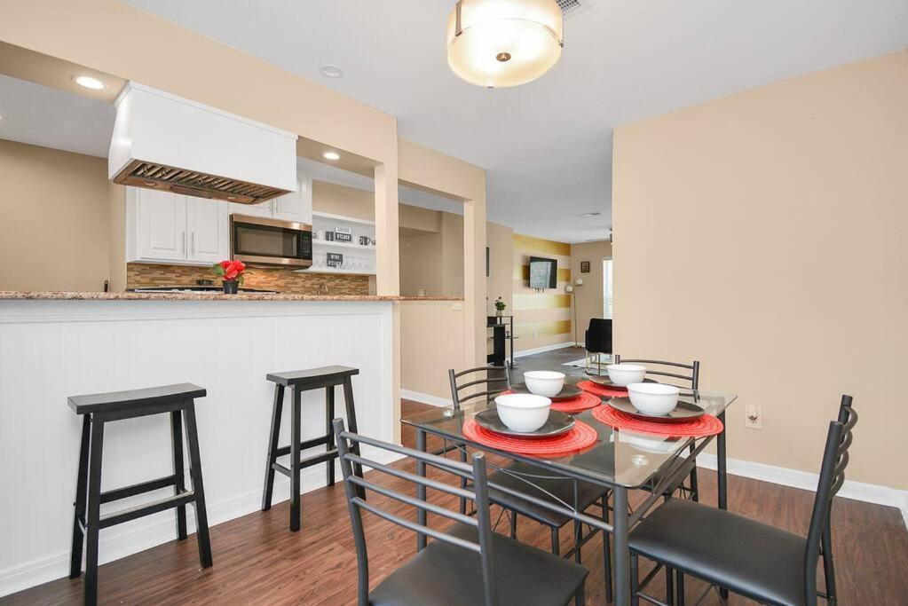 Apartment Luxury 2br 2b Wi-fi ,parking & Style Pool Houston